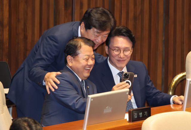 임명동의안이 통과되면서 김민석 총리는 이재명 정부 초대 내각을 이끄는 첫 국무총리에 공식 취임하게 됐다. 사진은 김민석(오른쪽) 국무총리 후보자가 3일 서울 여의도 국회에서 열린 제426회 국회(임시회) 제4차 본회의에서 김병주 더불어민주당 의원의 SNS 방송을 하고 있는 모습. /사진=뉴시스