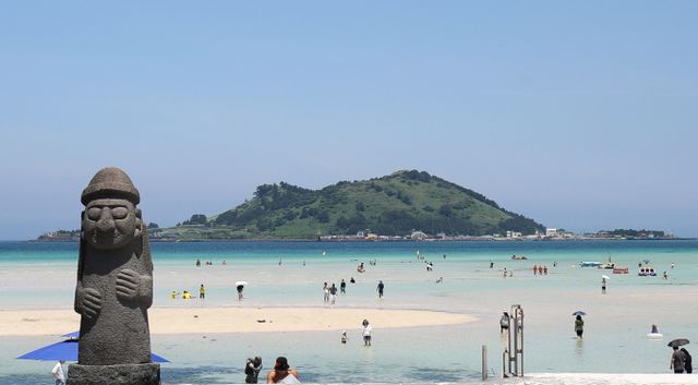 4일 한낮 기온이 37도까지 올라 폭염이 이어지겠다. 사진은 제주시 한림읍 금능해수욕장을 찾은 피서객들이 바닷물에 발을 담그며 더위를 식히는 모습. /사진=뉴시스