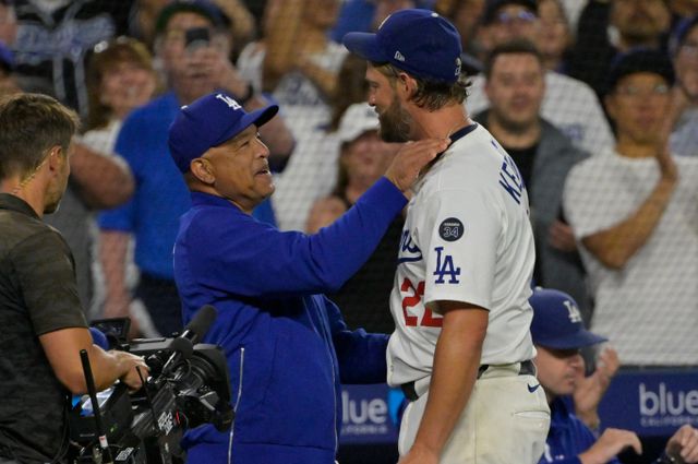 LA다저스의 원클럽맨 클레이튼 커쇼가 개인 통산 3000번째 삼진을 잡았다. 사진은 다저스에서 활약 중인 커쇼(오른쪽)와 데이브 로버츠 감독의 모습. /사진=로이터
