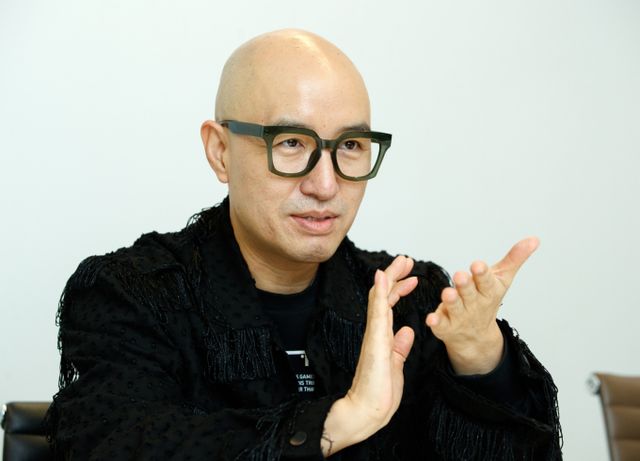 방송인 홍석천이 그룹 코요태 신지의 예비신랑인 가수 문원과 관련해 의미심장한 반응을 보였다. 사진은 지난 2022년 머니투데이와 인터뷰에 나선 방송인 홍석천. /사진=머니투데이