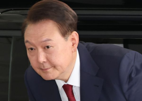 윤석열 전 대통령이 내란 우두머리 혐의 재판에 출석했다. 사진은 윤석열 전 대통령이 지난달 28일 오전 대면 조사를 받기 위해 서울 서초구 서울고검에 마련된 내란특검 사무실로 출석하고 있는 모습. /사진=뉴시스(공동취재단)