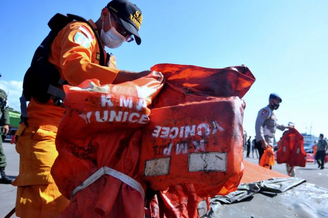 인도네시아 발리에서 페리가 침몰해 최소 61명이 실종되는 사고가 발생했다. 사진은 2021년 6월30일 인도네시아 발리 길리마누크 항구에서 구조대원들이 침몰 사고 구조 작업을 진행하는 모습. 해당 기사와 직접적인 연관 없음. /사진=로이터