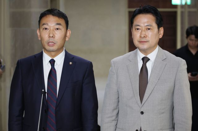 상법 개정안의 핵심 쟁점 중 하나는 감사위원 선임 시 '합산 3% 룰'의 도입이다. 사진은 지난 2일 국회 법제사법위원회 여야 간사인 김용민 더불어민주당 의원(왼쪽)과 장동혁 국민의힘 의원이 서울 여의도 국회에서 상법 개정안과 관련한 회동 결과에 대해 발언하고 있는 모습. /사진=뉴스1