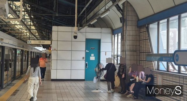 지상역사는 규모가 크고 공간도 개방되어 있는 만큼 이동식 냉방장치나 냉방시설이 마련된 고객대기실을 설치할 수밖에 없다. 사진은 지난 2일 4호선 노원역에서 시민들이 선풍기 앞에서 더위를 식히는 모습. /사진=변한석 기자