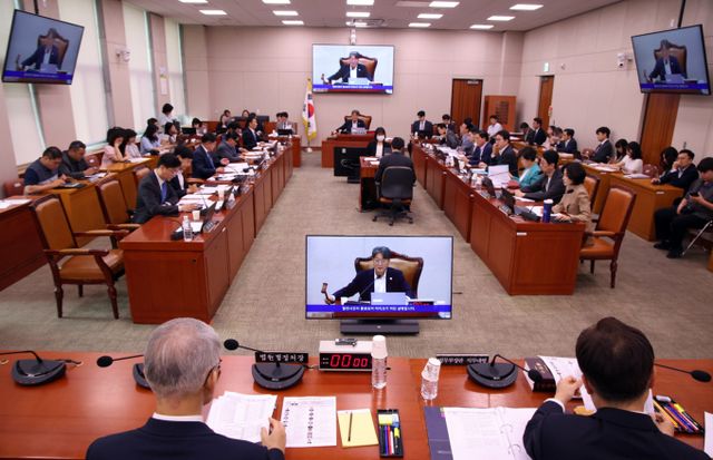 여야가 협의한 상법 개정안이 국회 법제사법위원회를 통과하며 본회의 최종 의결만을 남겨뒀다.사진은 3일 서울 여의도 국회에서 열린 법제사법위원회 전체회의에서 상법개정안이 의결되고 있는 모습. /사진=뉴시스