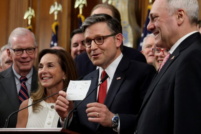 도널드 트럼프 미국 대통령이 주도한 '하나의 크고 아름다운 법안'(OBBBA)이 지난 3일(이하 현지시각) 미국 연방 의회를 최종 통과해 4일 서명식이 진행된다. 사진은 마이크 존슨 미국 하원의장(가운데)이 지난 3일 미국 워싱턴D.C 국회의사당에서 OBBBA 최종 투표지를 든 모습. /사진=로이터 