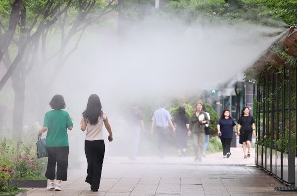 4일 한낮 기온이 37도까지 올라 무덥겠다. 사진은 서울광장에 설치된 쿨링포그 앞을 지나며 더위를 식히는 시민. /사진=뉴스1