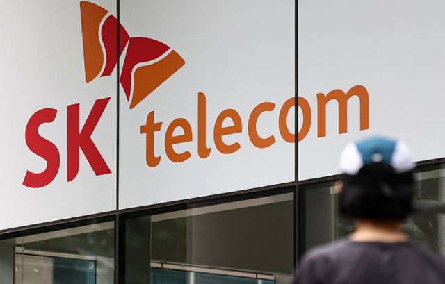  정부가 대규모 해킹 사고로 약 2700만건의 유심 정보를 유출한 SK텔레콤에 대해 '위약금 면제'라는 제재 조치를 내린 가운데 SK텔레콤은 향후 5년 동안 7000억원 규모의 대규모 정보보호 투자를 단행하고 보안 조직도 대폭 강화하겠다며 신뢰 회복에 나섰다.사진은 지난 6월29일 서울 시내 한 SK텔레콤 대리점의 모습. /사진=뉴스1