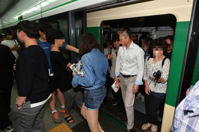 서울 지하철 2호선 서울대 입구역에서 신호 장애로 지연된 가운데 누리꾼들이 분통을 터트렸다. 사진은 기사내용과 무관. /자료사진=뉴스1
