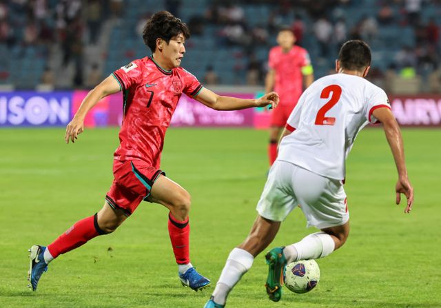 마인츠에서 활약 중인 홍현석이 프랑스 낭트의 러브콜을 받고 있다. 사진은 한국 국가대표로 활약 중인 홍현석(왼쪽)의 모습. /사진=뉴스1