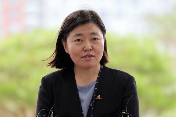 임은정 신임 서울동부지검장이 검찰 개혁이 시급한 상황이라고 강조했다. 사진은 임은정 신임 서울동부지검장이 서울 송파구 서울동부지방검찰청으로 출근하며 취재진 질문에 답변하는 모습. /사진=뉴시스