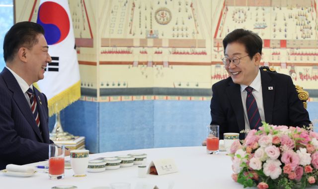 이재명 대통령이 오는 7일 김병기 더불어민주당 당대표 직무대행을 비롯한 당 지도부, 당 소속 국회 상임위원장단과 만찬을 진행한다. 사진은 지난달 22일 이재명 대통령이 서울 용산구 한남동 대통령 관저에서 열린 여야 지도부와 오찬에서 발언하며 미소짓고 있는 모습. /사진=뉴시스(대통령실통신사진기자단)