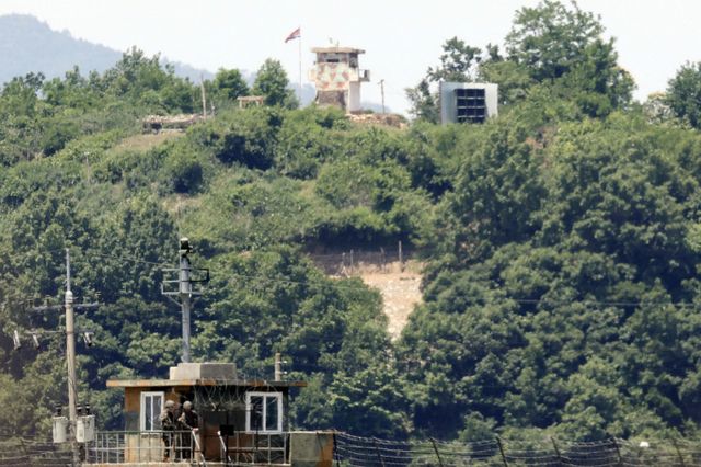 군 당국이 남북 군사분계선(MDL·휴전선)을 넘어온 북한 인원 1명의 신병을 확보했다. 사진은 지난달 12일 경기 파주시 접경지역에서 바라본 북한 개풍군 지역에 북한군 대남 확성기의 모습. /사진=뉴시스