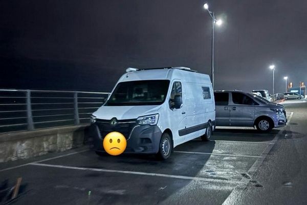 강원 양양 바닷가에 있는 한 공원 주차장에 민폐 주차한 캠핑카의 목격담이 전해졌다. 사진은 양양의 한 공원 주차장에 주차돼 있는 캠핑카 모습. /사진=온라인 커뮤니티 캡처