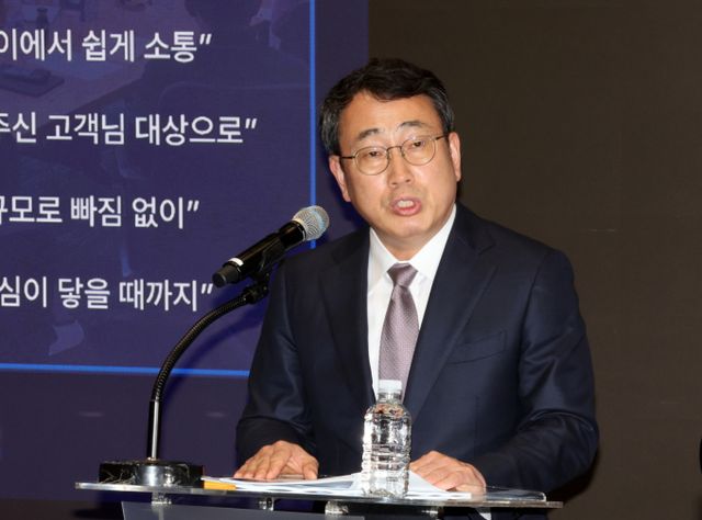 SK텔레콤이 정부 조사 결과를 수용하고 피해 고객 전원에 대한 위약금 면제를 결정했다. 사진은 유영상 SK텔레콤 CEO가 4일 오후 서울 중구 SK텔레콤 본사에서 사이버 침해 사고 관련 입장과 향후 계획을 발표하고 있는 모습. /사진=뉴시스