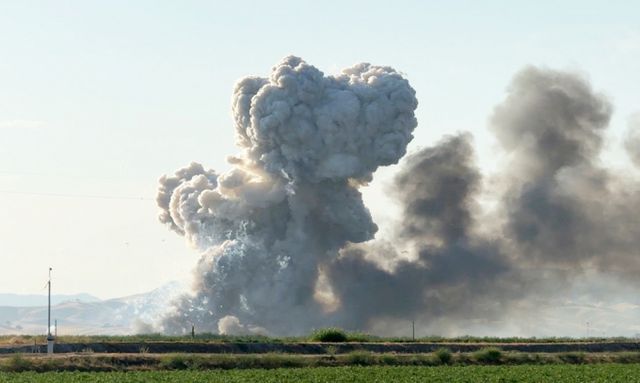 미국 캘리포니아 폭죽 보관 창고에서 화재 폭발이 발생해 7명이 실종됐다. 사진은 지난1일(현지시각) 미국 캘리포니아 소재 한 폭죽 창고가 폭발한 전경. /사진=로이터