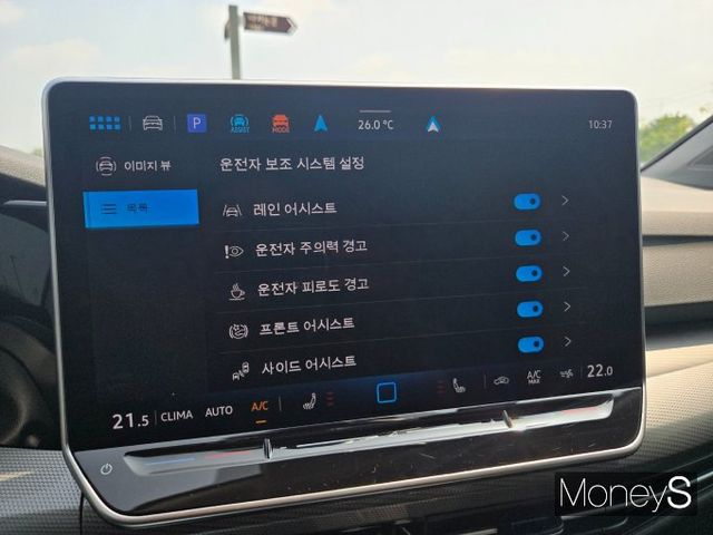 신형 골프에는 폭스바겐의 최첨단 운전자 보조 시스템 'IQ.드라이브'가 기본 탑재됐다. /사진=김이재 기자