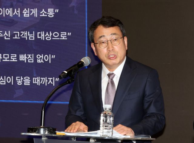  유영상 SK텔레콤 CEO가 4일 오후 서울 중구 SK텔레콤 본사에서 사이버 침해 사고 관련 입장과 향후 계획을 발표하고 있다. /사진=뉴시스