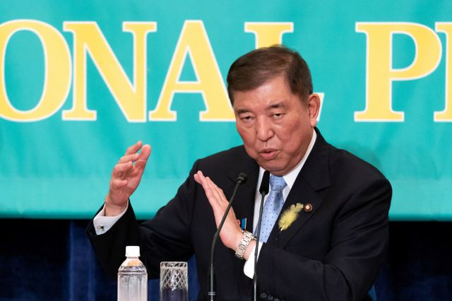 이시바 시게루 일본 총리가 전 국민 현금 지급 방침을 밝혔다. 사진은 지난 2일 도쿄에서 열린 정당 대표 토론회에 참석해 발언하는 모습. /사진=로이터