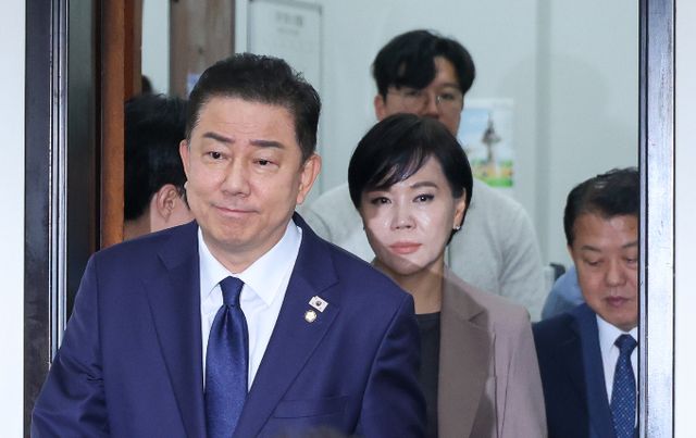 추경을 두고 여야 합의에 이르지 못하자 더불어민주당이 강행 처리 계획을 밝혔다. 사진은 4일 오전 서울 여의도에서 열린 최고위원회의에 참석하는 김병기 더불어민주당 원내대표. /사진=뉴스1