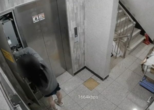 햔 여성이 아랫집에서 층간소음이 난다고 주장하며 난동을 피우다가 건물 엘리베이터 전선까지 끊어버려 이웃이 고통받고 있다는 사연이 전해졌다. 사진은 한 여성이 건물 엘리베이터 전선을 인위적으로 절단하는 모습. /사진=JTBC '사건반장' 캡처