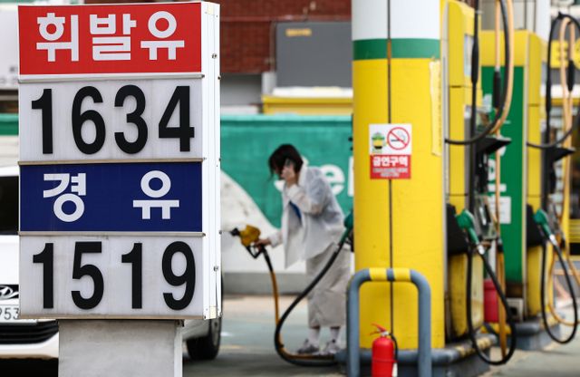 지난달 29일 서울 시내 한 주유소에 휘발유와 경유 가격이 표시되어 있다. /사진=뉴스1