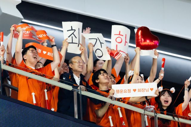 지난 3일 대전 한화생명 볼파크를 방문한 김승연 한화그룹 회장이 임직원들과 함께 경기를 관람하고 있다. /사진=한화그룹 