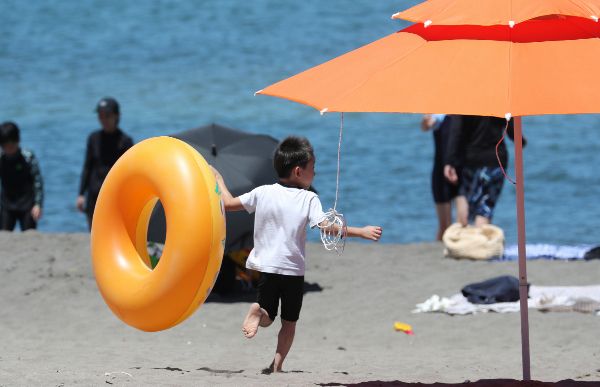 55일 전국에 폭염특보가 발효되는 등 찜통더위가 이어지겠다. 사진은 제주시 이호테우해수욕장에서 튜브를 든 아이가 바다를 향해 달려가는 모습. /사진=뉴시스