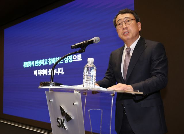 유영상 SK텔레콤 CEO가 4일 오후 서울 중구 SK텔레콤 본사에서 사이버 침해 사고 관련 입장과 향후 계획을 발표하고 있다. /사진=뉴시스