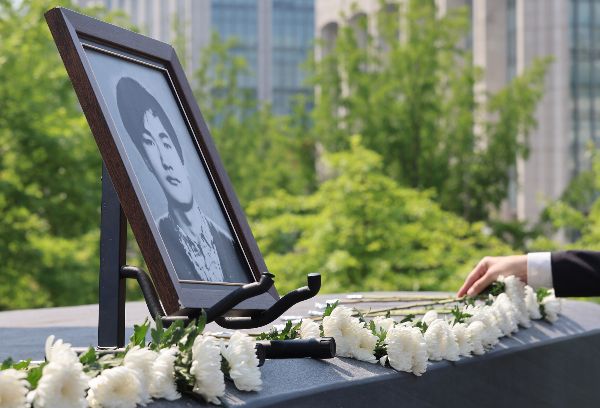 1987년 7월5일 이한열 열사가 사망했다. 사진은 지난달 9일 서울 서대문구 연세대학교에서 열린 제38주기 이한열 추모제에서 한 참석자가 헌화를 하고 있는 모습. /사진=뉴스1(공동취재단)