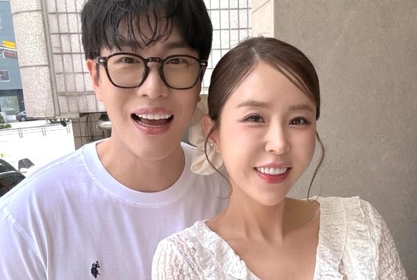 코요태 멤버 신지의 예비 신랑인 가수 문원이 자신을 둘러싼 루머를 해명하기 위해 전처와의 협의 이혼서까지 공개한 것으로 알려졌다. 사진은 가수 문원과 코요태 멤버 신지. /사진=신지 인스타그램 캡처