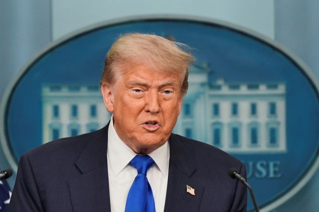 도널드 트럼프 미국 대통령이 지난달 27일(현지시간) 워싱턴DC 백악관 브리핑룸에서 미국 대법원이 28개주에 대해 도널드 트럼프 대통령의 출생시민권 제한을 시행토록 한 판결을 내린 것과 관련해 기자회견을 하고 있다. /사진=로이터