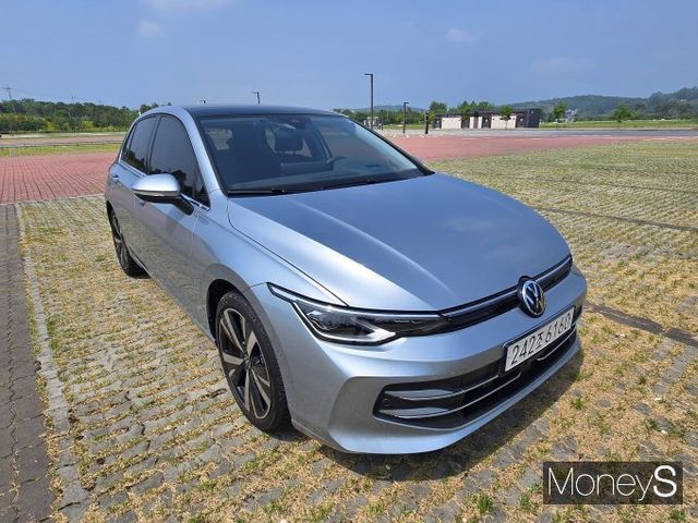 지난 3월 출시된 폭스바겐 신형 골프에는 일루미네이티드 로고가 최초로 탑재됐다. /사진=김이재 기자