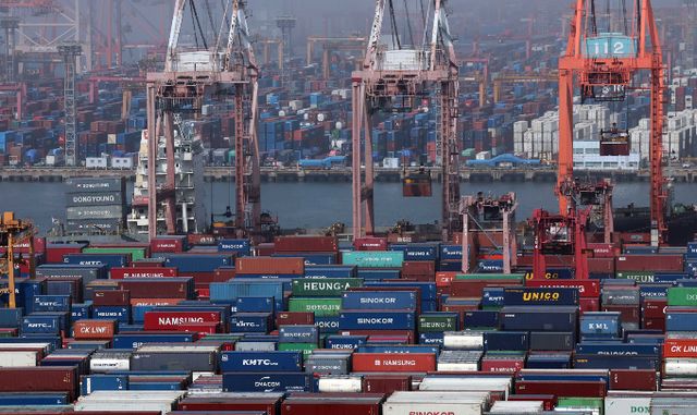 부산 남구 신선대부두에서 수출입 컨테이너 선적 및 하역작업이 진행되고 있다./사진=뉴시스