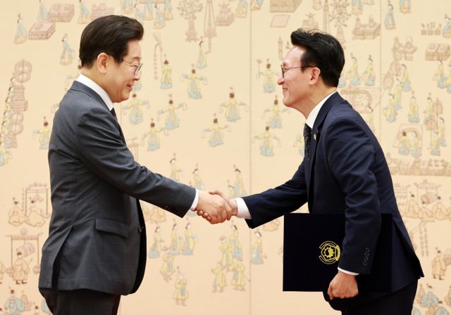 김민석 신임 국무총리가 4일 서울 용산구 대통령실에서 이재명 대통령에게 임명장을 수여받았다. 이재명 대통령이 4일 서울 용산 대통령실 청사에서 열린 임명장 수여식에서 김민석 신임 국무총리에게 임명장을 수여한 뒤 악수하고 있다. /사진=뉴시스