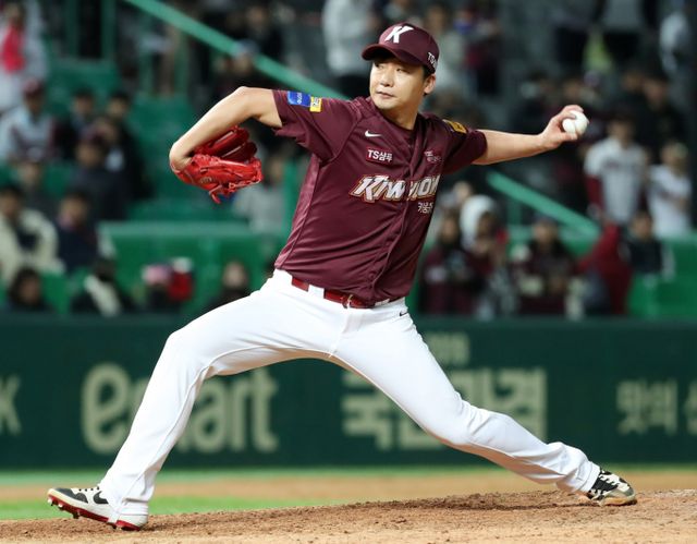 오주원이 '불꽃야구' 대신 '최강야구'에 출연한 이유를 밝혔다. 사진은 키움 히어로즈에서 선수로 활약하던 오주원의 모습. /사진=뉴스1