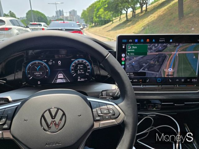 실내에는 12.9인치 디스플레이와 MIB4 인포테인먼트 시스템이 적용돼 시인성을 높인다. /사진=김이재 기자