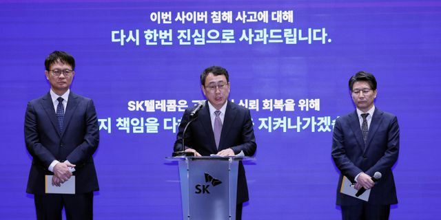 과학기술정통부의 발표 직후인 이날 오후 4시30분, SK텔레콤은 지난 4월18일 자정 기준으로 가입돼 있던 고객 중 유심 정보 유출 사고 이후 해지했거나 오는 14일까지 해지 예정인 고객에 대해 위약금을 면제하겠다고 밝혔다.사진은 유영상 SK텔레콤 대표이사가 4일 서울 중구 SKT타워에서 열린 기자회견에서 정부의 해킹 사태 관련 최종 조사결과 발표 관련 입장 및 향후 계획을 발표하고 있는 모습. /사진=뉴스1