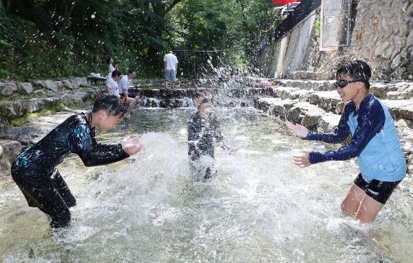 5일 낮 최고 기온이 36도까지 올라 무더위가 이어지겠다. 사진은 충남 공주 동학사 계곡에서 아이들이 물놀이를 하며 더위를 식히는 모습. /사진=뉴스1
