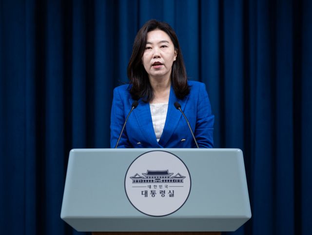  대통령실이 4일 여야의 추가경정예산(추경) 협상이 결렬된 것과 관련해 민생경제 살리는데 뜻을 합쳐줬으면 한다고 밝혔다. 강유정 대통령실 대변인이 4일 서울 용산구 대통령실 청사에서 부산 화재 사망사고 관련 브리핑을 하고 있다. /사진=뉴스1