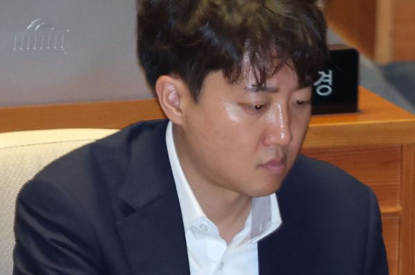 이준석 개혁신당 의원의 의원직 제명 요구 청원이 60만명을 돌파했다. 사진은 이준석 개혁신당 의원이 지난 3일 오후 서울 여의도 국회에서 열린 본회의에 참석해 있는 모습. /사진=뉴스1