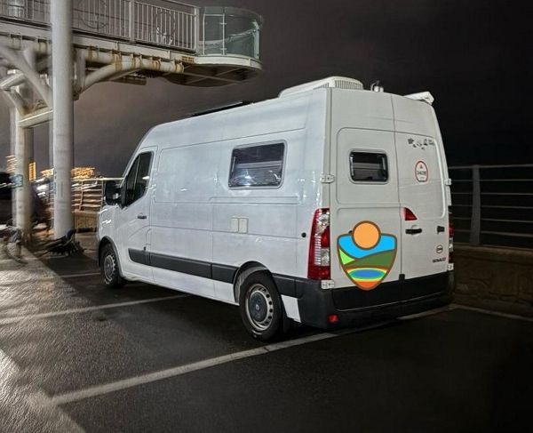 사진은 양양의 한 공원 주차장에 주차돼 있는 캠핑카 모습. /사진=온라인 커뮤니티 캡처