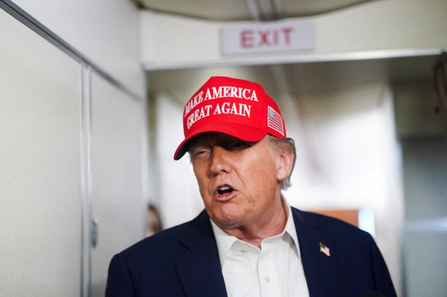 도널드 트럼프 미국 대통령이 시진핑 중국 국가주석과의 회담 가능성을 시사해 화제다. 사진은 트럼프 대통령이 지난 4일(이하 현지시각) 미국 뉴저지로 가는 대통령 전용기에서 기자들에게 연설하는 모습. /사진=로이터