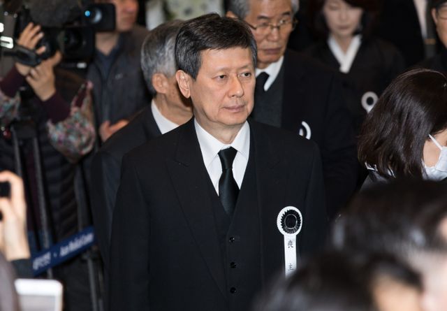 신동주 전 일본 롯데홀딩스 부회장이 20일 오후 서울 송파구 서울아산병원 장례식장에 마련된 롯데그룹 창업주 신격호 명예회장의 빈소에서 입관식에 참석하기 위해 나오고 있다./사진-뉴시스