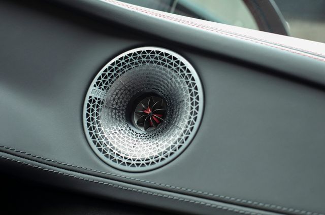 엘레트라 전 트림에는 영국 KEF 레퍼런스 서라운드 시스템이 탑재됐다. /사진=로터스코리아