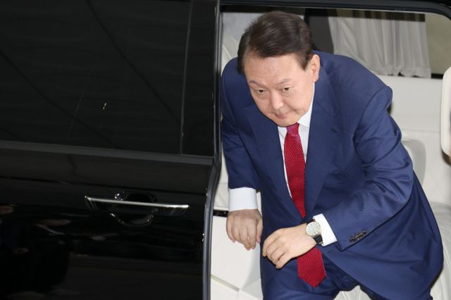 12·3 비상계엄 관련 내란·외환 사건을 수사하는 내란특검팀(특별검사 조은석)이 윤석열 전 대통령에 대한 오후 조사를 이날 오후 1시7분부터 시작했다. 사진은 윤 전 대통령이 5일 서울 서초구 서울고등검찰청에 마련된 내란특검에서 2차 대면조사를 받기 위해 출석한 모습. /사진=뉴스1(공동취재) 