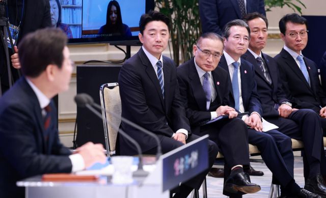 강훈식(왼쪽부터) 비서실장, 위성락 국가안보실장, 김용범 정책실장, 우상호 정무수석, 이규연 홍보소통수석이 3일 청와대 영빈관에서 열린 '대통령의 30일, 언론이 묻고 국민에게 답하다' 기자회견에서 이재명 대통령의 발언을 듣고 있다./사진=뉴시스