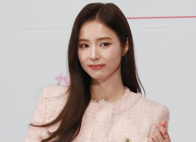 배우 신세경이 16일 오후 서울 구로구 라마다 호텔에서 진행된 tvN 새 드라마 '세작, 매혹된 자들' 제작발표회에 참석해 포즈를 취하고 있다. /사진-뉴시스