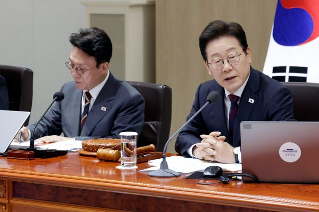 이재명 정부가 5일 전 국민을 대상으로 하는 '민생회복 소비쿠폰 1차 지급계획'을 전했다. 사진은 이재명 대통령이 5일 서울 용산 대통령실 청사에서 열린 국무회의에서 발언하는 모습. /사진=뉴시스