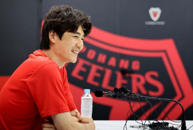 프로축구 K리그1 포항 스틸러스가 기성용 영입 후 유니폼이 완판되는 등 이슈를 일으키고 있다. 사진은 지난 4일 경북 포항시 북구 포항스틸러스 송라클럽하우스에서 열린 기성용 입단 미디어데이에서 기성용이 취재진 질문에 답하는 모습. /사진=뉴시스